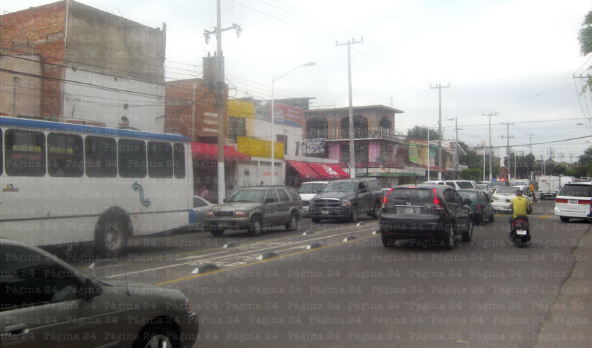 La tan presumida ciclopista de Zapopan en la zona de Santa Margarita, no sólo agudiza los congestionamientos viales, sino que ha provocado inundaciones al interior de las viviendas de la avenida, por el agua de lluvia que antes era contenida por el camellón y los árboles que taló el municipio/Fotos: Javier Espinosa Valdespino