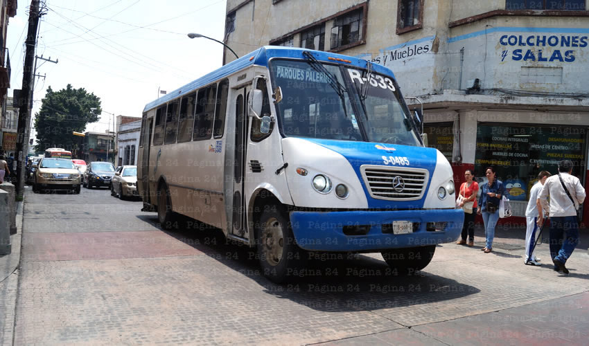 La Secretaría de Movilidad (Semov) no acata la recomendación hecha por el Observatorio Ciudadano del Transporte Público, para mejorar la calidad en este servicio; no hay una lista del padrón de concesionarios, ni el registro periódico del número de víctimas del transporte público, y menos se cumple con implementar el sistema de prepago en los camiones, o incluir la pespectiva ciudadana a las rutas modelo/Fotos: Archivo Página 24