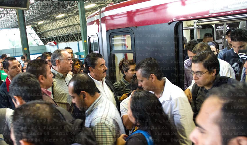 El presidente municipal de Guadalajara sufrió en carne propia las vicisitudes que la mayoría de los ciudadanos viven todos los días en el tren ligero; es casi seguro que no vuelva a hacer uso del servicio en mucho tiempo/Fotos: Francisco Tapia