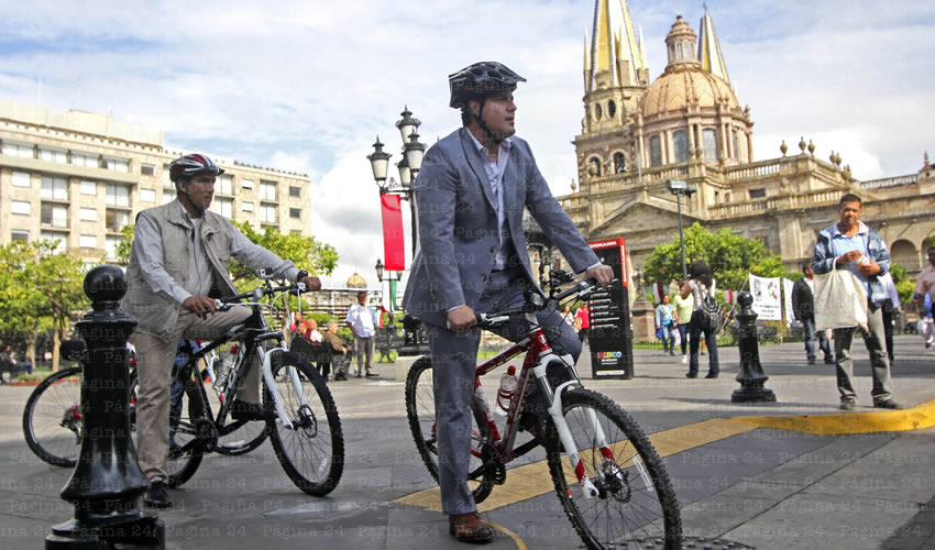Los colectivos de ciclistas son cautos respecto de las falsas promesas del hoy gobernador Aristóteles Sandoval, quien prometió en campaña a inundar de ciclovías la Zona Metropolitana de Guadalajara; al momento, el mandatario sólo usa la bicicleta para la foto del Día Mundial sin Auto/Foto: Cuartoscuro