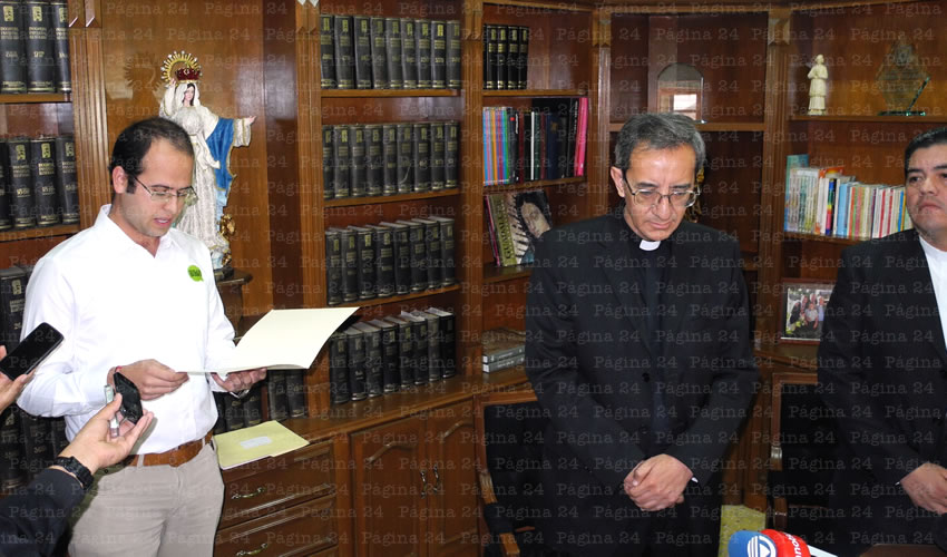 Acude ante el vicario Raúl Sosa Palos, y el vocero de la Diócesis local, Carlos Alberto Alvarado, grupo de apoyo al obispo José María de la Torre Martín (Foto: Juan Carlos Gómez Solís)