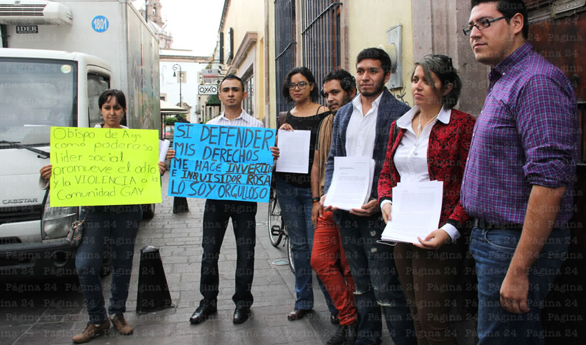 Se manifiestan homosexuales y activistas a las afueras de las oficinas del Obispado (Foto: Eddylberto Luévano Santillán)