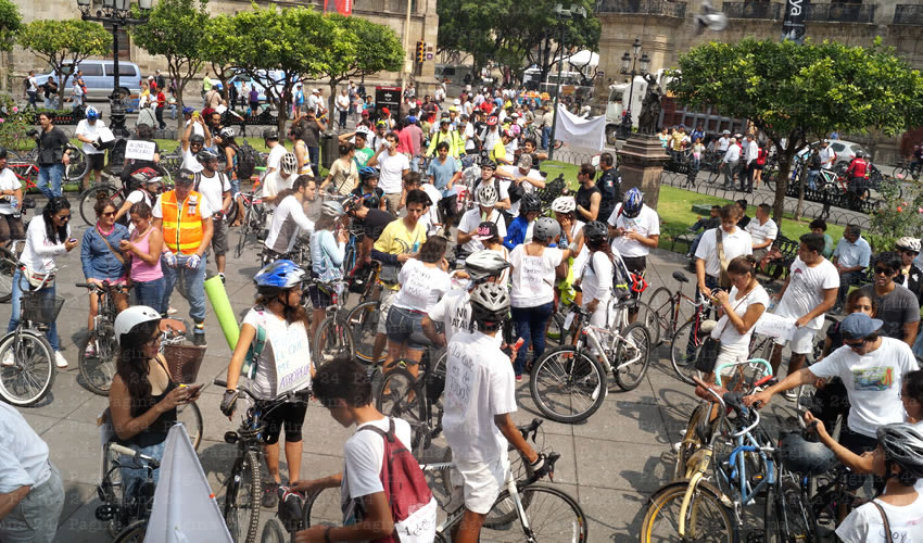 Cientos de usuarios de la bicicleta como medio de transporte tomaron avenida Alcalde para llegar a la Plaza de Armas, donde se congregaron para exigir al gobernador cumpla su palabra de renovar las ciclovías existentes y crear más, entre otras demandas/Fotos: Francisco Tapia