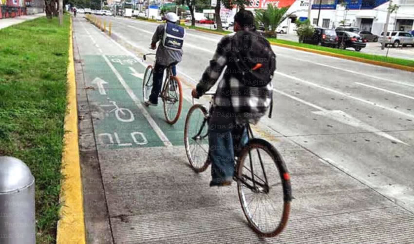 Hay tramos de la avenida donde coches se pegan más hacia la banqueta y arrancan los protectores de seguridad de la ciclovía; en el tramo bicicletero se puede constatar que los accidentes entre vehículos dejan su huella sobre protección y señalética/Foto: Cortesía