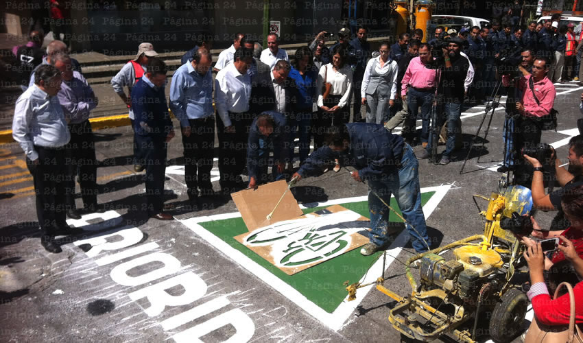 Parte de las cuatro de las principales vialidades de Guadalajara se cubrirán con ciclobandas para delimitar los espacios de estacionamientos de coches y cajones especiales en el pavimento para dar espacio a los pedalistas cuando haya semáforo en rojo/Fotos: Rogelio Castro