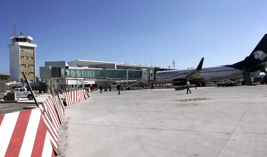 Personal del Aeropuerto de Guadalajara, ha sido capacitado para detectar oportunamente la enfermedad que ha cobrado cientos de vidas alrededor del mundo/Foto: Cuartoscuro