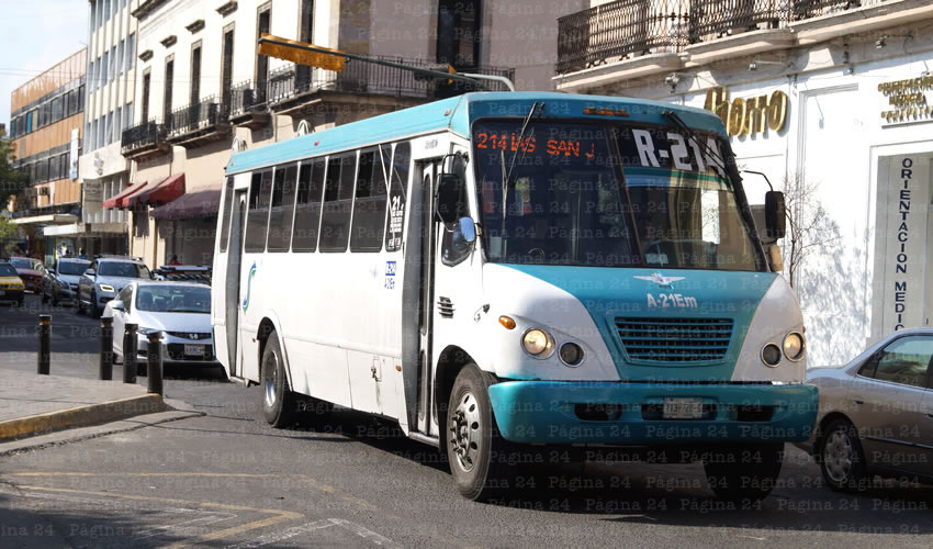 El promedio de tiempo que tarda en pasar un camión en la ZMG es de veinte minutos, además de que el trato que se da al usuario y las condiciones en las que se encuentran las unidades perjudican la movilidad en la ciudad/Fotos: Francisco Tapia