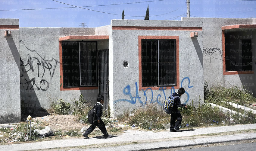 El estado ocupa el segundo lugar entre los estados del país con mayor índice de casas sobrevaluadas y el cuarto sitio en casas abandonadas, informó el presidente del Frente Mexiquense en Defensa para una Vivienda Digna, quien añadió que por si fuera poco, las viviendas están cotizadas entre un 40 y 50 por ciento más del costo de su valor real/Foto: Archivo Página 24