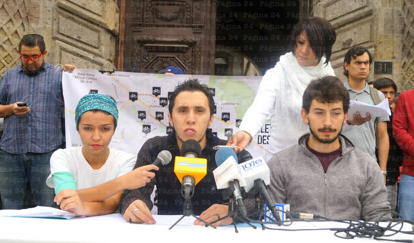 “La negligencia oficial ante la violencia de camioneros y automovilistas contra peatones, ciclistas y usuarios en general del espacio público debe terminar”, advirtieron organismos de ciclistas al leer un pliego donde se exigen al gobernador Aristóteles Sandoval acciones contundentes para acabar con las muertes relacionadas con el transporte/Fotos: Francisco Tapia