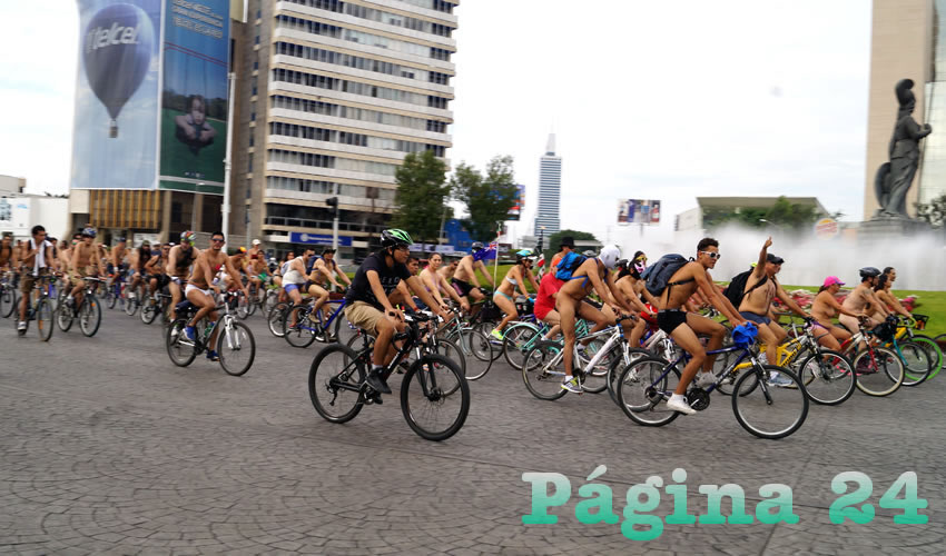 En la glorieta de la Minerva, miles de ciclistas desnudos exigieron que se respeten sus derechos como usuarios de la vialidad, ya que las leyes –y las calles– están pensadas para el automóvil; por esto, entregaron un pliego petitorio al gobierno/Fotos: Francisco Tapia