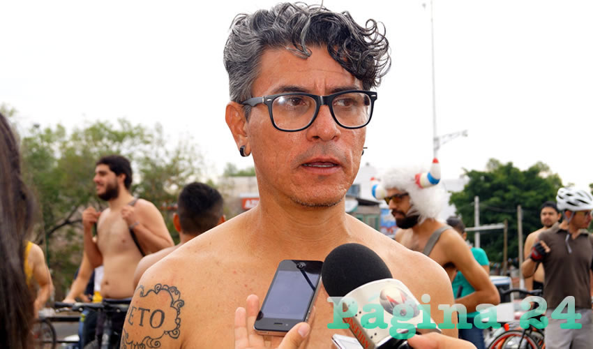 “Lo hacemos por una crítica por el uso excesivo de los combustibles fósiles, para hacernos más evidente a la ciudadanía, al estar desnudos y desprotegidos, mostramos a la ciudadanía el cómo venimos, los frágiles que somos”, explicó José Luis, uno de los coordinadores del World Naked
