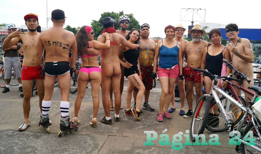 El punto de reunión fue la glorieta de Niños Héroes, donde los ciclistas se fueron desnudando para iniciar su recorrido con el que mostraron a la ciudadanía sus motivos de protesta