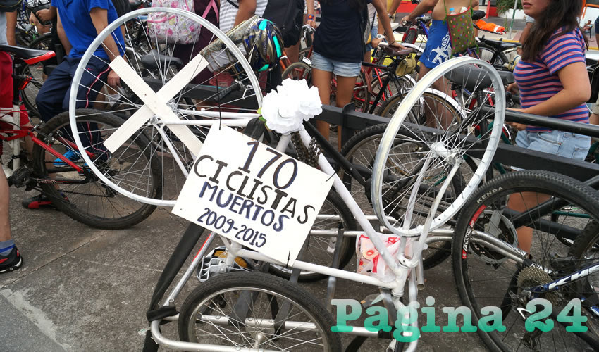 Con la bici blanca que instalaron en uno de los árboles de la casa del gobernador, conmemoraron a los 170 ciclistas que de 2009 a la fecha han muerto a causa de un accidente vial en la ZMG