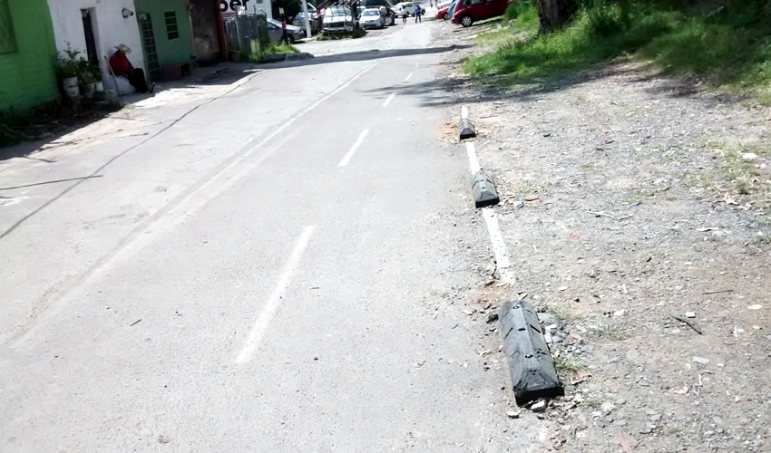 La vía es utilizada tanto por peatones como por ciclistas como por automovilistas, quienes tienen que “convivir” en un espacio supuestamente exclusivo para transitar; y ni siquiera hay banquetas que delimiten la calle