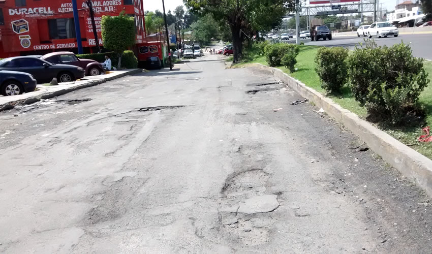 También sobre lo que queda de ciclovía se pueden apreciar baches y hundimientos aumentados por las lluvias de los últimos días