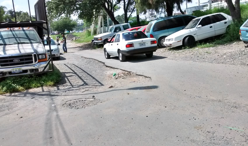Han pasado cinco años desde que esta ciclovía fue inaugurada, y sus condiciones son tan malas como muchas partes de la zona metropolitana, puesto que las barreras de seguridad para los ciclistas han desaparecido de un lado, permitiendo a los automovilistas utilizan la ruta para transitar, como vía alterna al atestado Periférico norte/Fotos: Francisco Andalón López