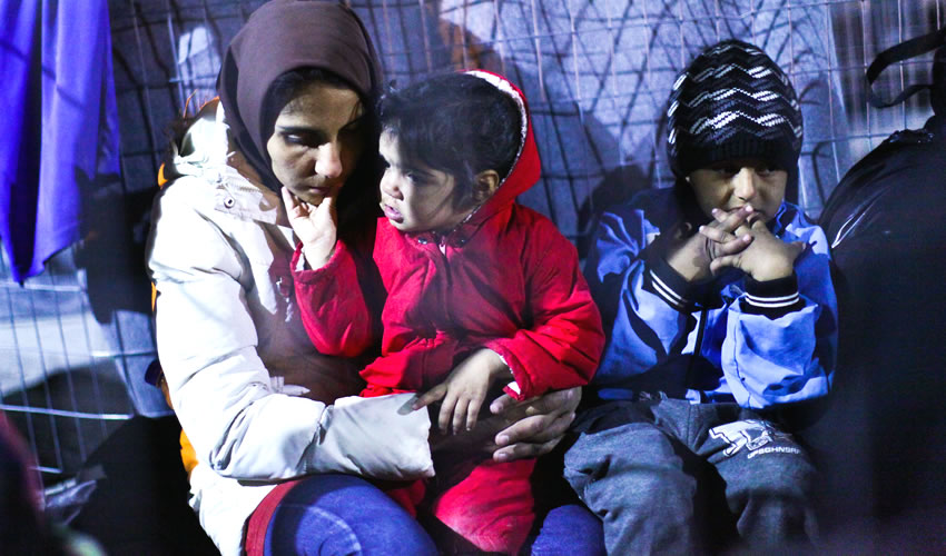 Atenas, Grecia.- Residentes, refugiados y migrantes durante una manifestación con motivo del Día Internacional de la Eliminación de la Discriminación Racial (Foto: Marios Lolos/ Xinhua)