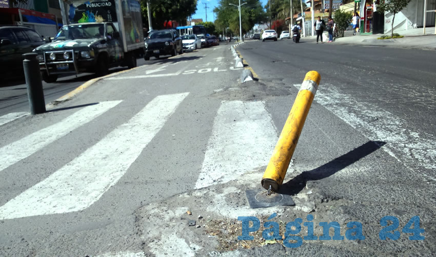 Los tubos de protección que estaban ya se los han llevado los reiterados accidentes en la zona