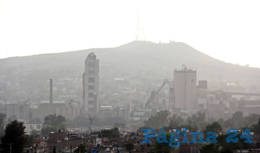 Según la versión oficial, los altos índices de contaminación ocurren en Tlajomulco en gran medida porque se encuentra rodeado por cerros y todo el aire sucio llega a las poblaciones aledañas; aunque se llamó a los demás municipios de la ZMG a tomar medidas para combatir la mala calidad del aire, al momento no han emitido respuesta/Foto: Cuartoscuro