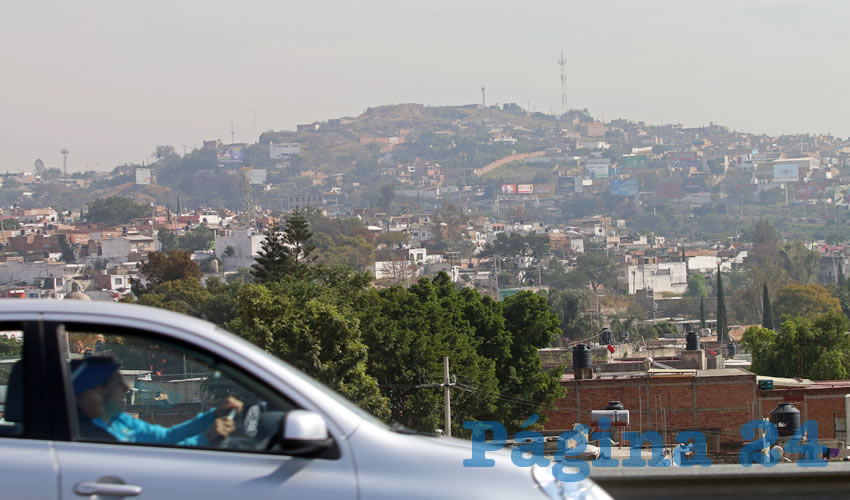 El desmedido uso del automóvil particular, un pésimo servicio de transporte público y la cantidad de obras públicas que se realizan en la ciudad sólo provocan que la calidad del aire esté al borde del colapso, a la par de lo que sucede en la contaminada Ciudad de México, que padece los estragos de una calidad del aire ausente/Foto: Cuartoscuro