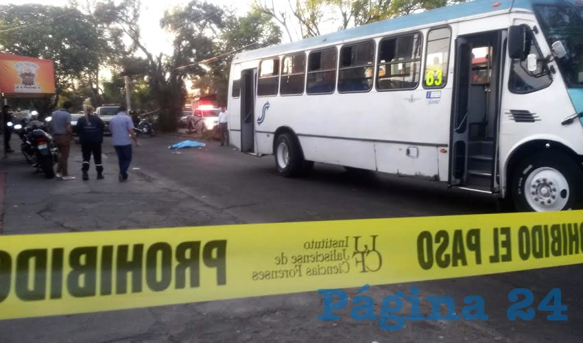 La promesa de Aristóteles Sandoval para cambiar el pulpo camionero no se ha materializado; en la ley de movilidad promovida por el gobernador se establece capacitación obligatoria y buen estado de las unidades, entre otras cuestiones de supuesta calidad, pero esto de nada ha servido para que los choferes no sigan matando entre las llantas a los ciudadanos/Foto: Archivo Página 24