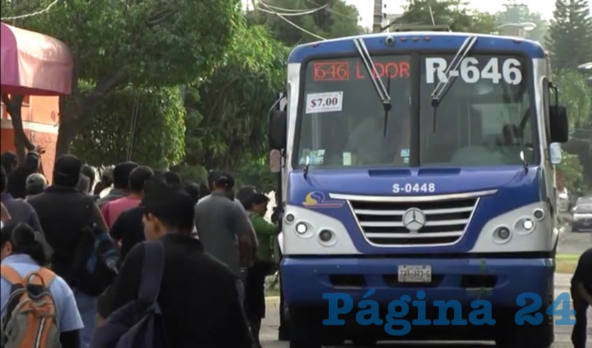Ya no es viable el transporte público como tal en la zona metropolitana; sin embargo permanece y es certificado por un gobierno estatal que no admite que las mejoras son mínimas, pues los camiones van llenos y hacen larguísimos derroteros, que generan insatisfacción entre las personas por las cuantiosas pérdidas de tiempo/Fotos: Francisco Andalón López