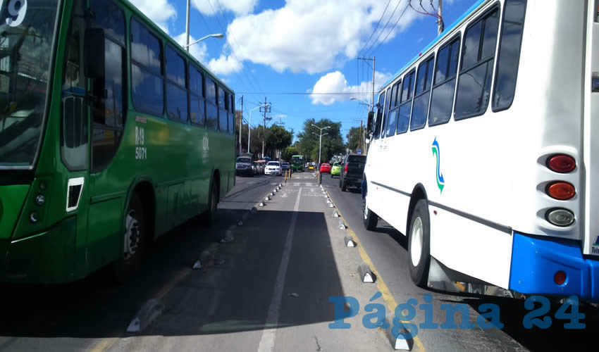 La escasa infraestructura esparcida por la ciudad, sin conexión alguna, fue hecha con materiales poco durables y se vuelven incluso más peligrosas de usar; en la imagen, la de Santa Margarita, donde se debe andar entre el pesado tráfico y los camiones