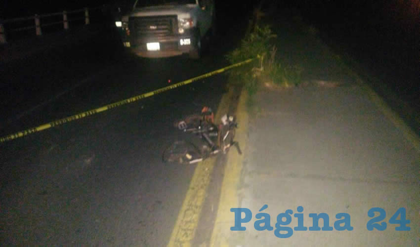El pasado lunes murió un ciclista bajo de las llantas de un taxi, al transitar por calles de la ciudad; esto es lo que temen los usuarios del pedal, ya que los gobiernos no dan las condiciones para trasladarse con seguridad/Fotos: Archivo Página 24