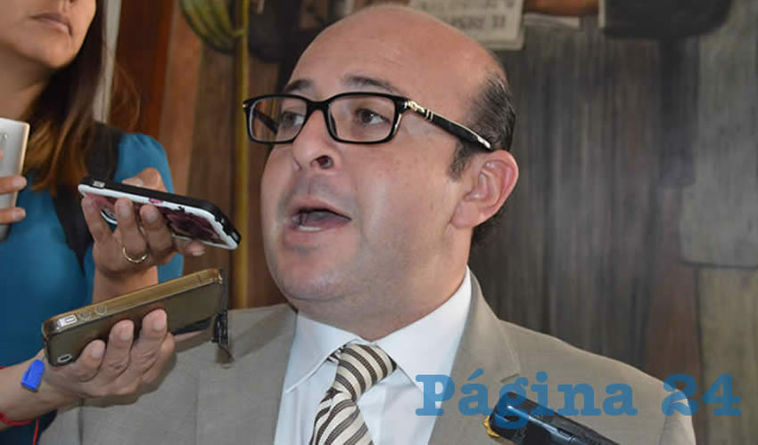 “¿Cómo es posible que estén pidiendo una indemnización de 250 millones de pesos y ya van a la mitad de la concesión? Eso quiere decir que expresamente se han robado 200 millones de pesos, pues si como cuantifican el daño va en razón de eso, quiere decir expresamente que confiesan que han robado 200 millones de pesos en esa ruta”, acusó el regidor emecista Marco Pérez Gollaz/Foto: Archivo Página 24