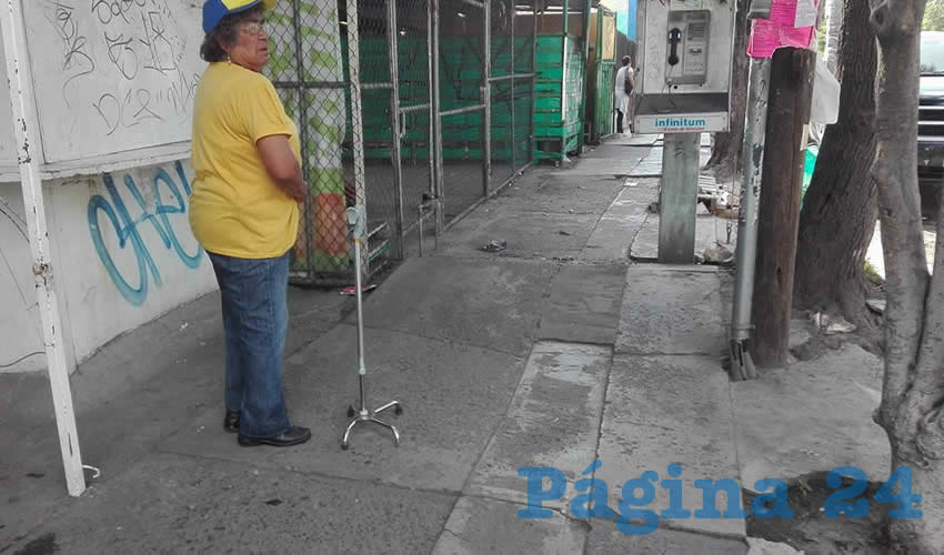 En calles de la Tuzanía resulta casi imposible atravesar debido al intenso tránsito vehicular que no respeta las franjas peatonales; a esto se suma el pésimo estado en que se encuentra la calle misma y los machuelos/Fotos: Rafael Hernández Guízar