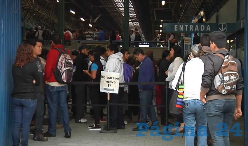 A diario, cientos de personas pierden valiosos minutos de su tiempo esperando entrar al tren ligero, en la estación Periférico Sur; debido a la enorme demanda del servicio, éste se ha vuelto insuficiente/Foto: Francisco Andalón López