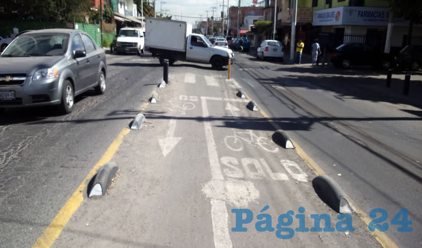 En una verdadera pesadilla se vuelve utilizar el transporte alternativo en la zona de Santa Margarita, pues la ciclovía destinada para este fin no ha sido atendida por las autoridades municipales: urge equipamiento/Fotos: Archivo Página 24