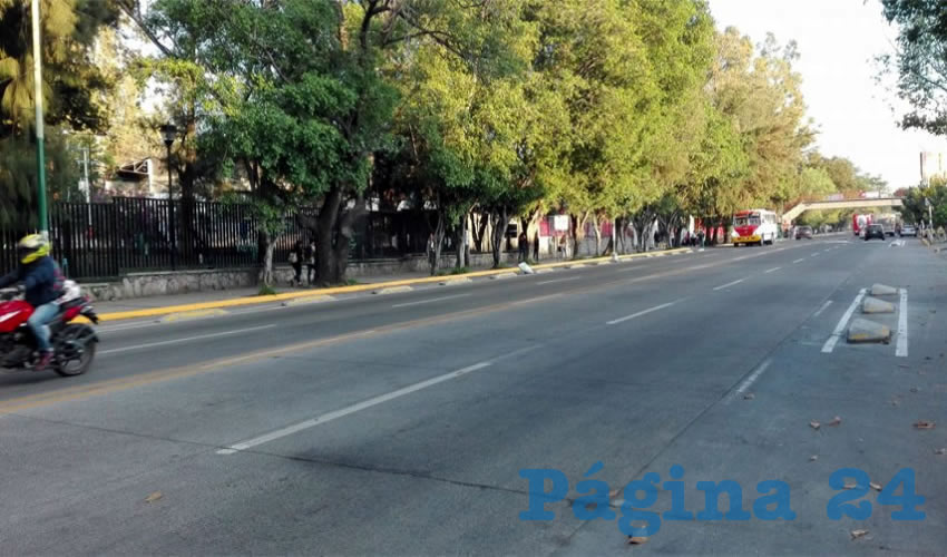 Aunque se espera desincentivar el uso del automóvil instalando ciclovías por la ciudad, a muchos residentes de Boulevard Tlaquepaque no les parece, pues –dicen– les bloquea el estacionamiento/Fotos: Rafael Hernández Guízar