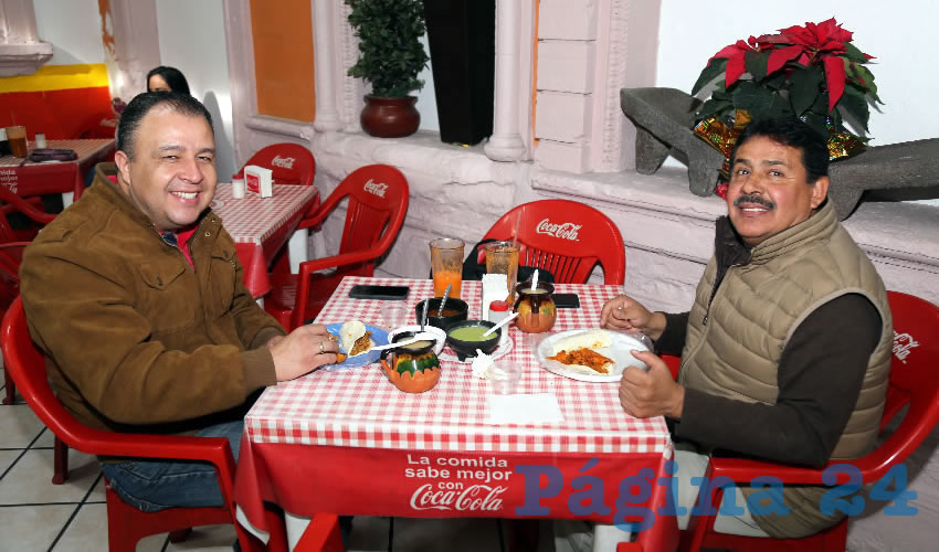 En gorditas La Merced almorzaron Sergio Lara Sánchez, director general del Inepja, e Ismael Macías Jiménez, director de Mercados, Estacionamientos y Áreas Comerciales del Municipio de Aguascalientes