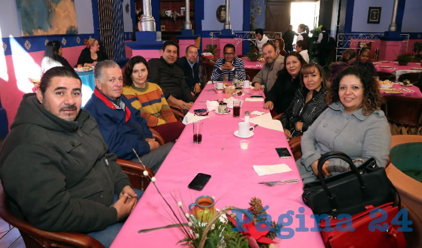 En La Saturnina almorzaron Juan Núñez Muñoz, José Antonio Reynel Betanzos, Ana Karina Franco Ramírez, Ramón Varela Trejo, Rubén Salazar Reyes, Javier Ruiz Esparza Zavala, Luis Gabriel Rey Mones, Lourdes Herrera Vilardell, Norma Angélica Sánchez Guerra y Norma Sánchez Jiménez, empleados del Municipio de Aguascalientes