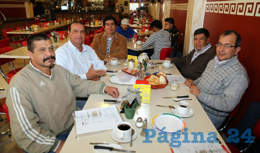 En el restaurante Mitla compartieron el pan y la sal Alberto Torres Martínez, Norberto Hermosillo Méndez, Héctor Martínez García, Elías Gutiérrez Cruz y Eliazar Cruz Barba, presidente de la Canainpa