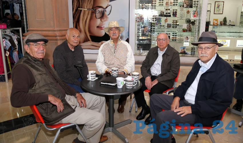 En Café Calesa platicaron Hugo Alberto Medina Alonso, José Luis Elías López, Rafael Herrera Nájera, José Antonio Cabral Ramírez y Juan Manuel Elías López