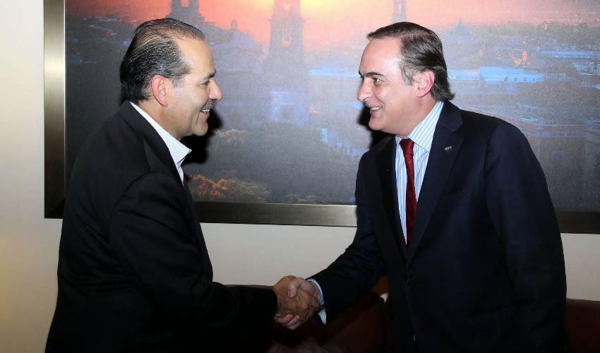 Martín Orozco Sandoval, durante el encuentro con Juan Pablo Castañón, presidente nacional del Consejo Coordinador Empresarial (CCE)