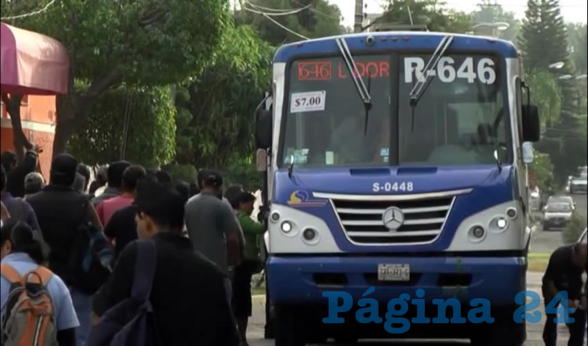 El gobernador de Jalisco reconoció que hay retraso en la implementación del nuevo modelo de transporte público no ha sido un proceso sencillo, pero a más tardar en el primer trimestre de 2017 estará listo, “con quienes sí quieran trabajar” /Fotos: Archivo Página 24