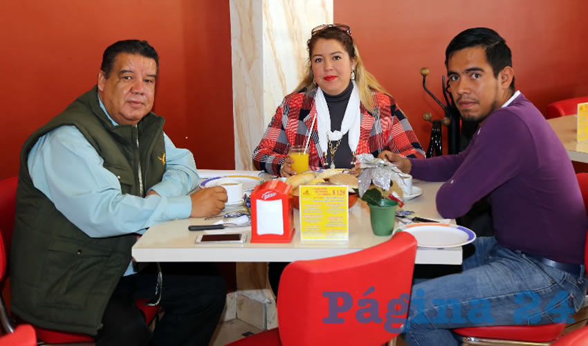 En el restaurante Mitla almorzaron Francisco Javier Flores, coordinador de Cimientos del Magisterio; Itzel Flores López y Cristián Saucedo Chávez