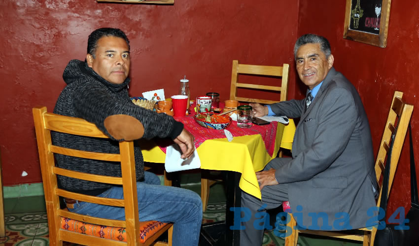 En el Mercadito Gastronómico Colón desayunaron Julio Caudillo Ramos y el regidor del Municipio de Aguascalientes David Mendoza Vargas