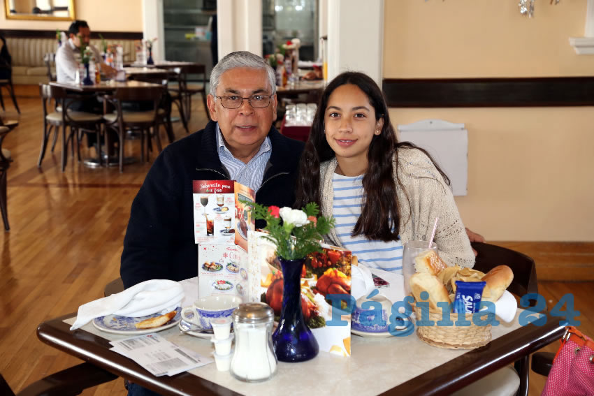 En Sanborns Francia compartieron el pan y la sal Jorge Luis López y Andrea Galarza López