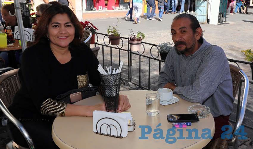 En Café Catedral departieron Nora Ruvalcaba Gámez, coordinadora estatal de representantes populares de Morena, y Ricardo Barba Parra
