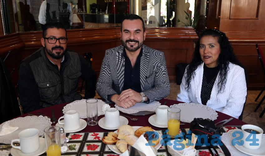 En Quality Inn almorzaron Hugo Zermeño, Eric Berthaúd Reyes, regidor del Municipio; y Alma Delia Ávila Gómez