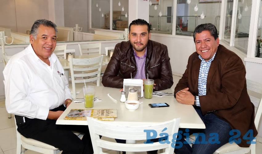 En el restaurante Del Centro desayunaron Cuitláhuac Cardona Campos, representante de Morena en el Organismo Público Local Electoral (OPLE); Aldo Ruiz Sánchez, presidente del comité directivo estatal de Morena; y David Monreal Ávila, senador de la República