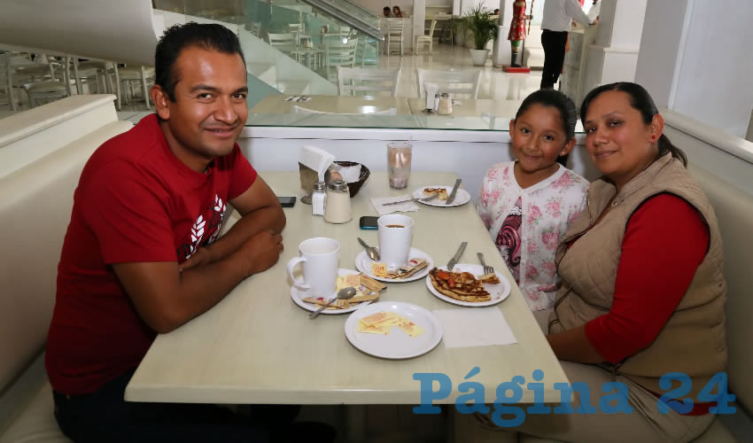En el restaurante Del Centro almorzaron Juan Reyes, la niña Citlalli Reyes González y Raquel González Picasso