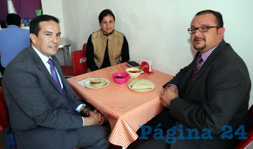 En gorditas Maravillas almorzaron Marco Arturo Reyes Delgado, exdiputado local; Valeria López Piña y Daniel Frausto Ávila