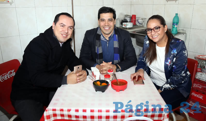 En Lonchería el Mono desayunaron Jaime Beltrán Martínez, Leonardo Montañez Castro y Mónica Díaz Aranda