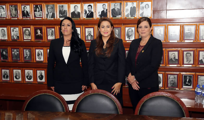 La contralora municipal, Leticia Fabiola Rangel Núñez; la alcaldesa electa, Teresa Jiménez Esquivel; y Ana Susana López de la Parra, presidenta de MEMAC (Foto: Eddylberto Luévano Santillán)