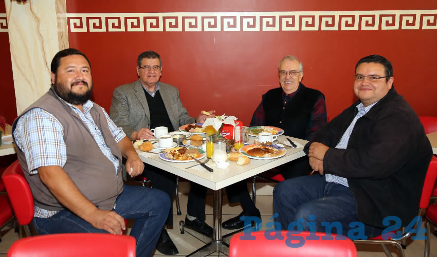 En el restaurante Mitla compartieron el primer alimento del día los abogados Cutberto Nájera Cisneros y Cutberto Nájera Castañeda; el contador público Juan José Hernández López y Cutberto Noe Nájera Cisneros